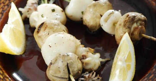 Шашлычки из кальмаров с грибами