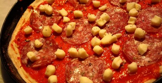 Пицца с салями и сыром