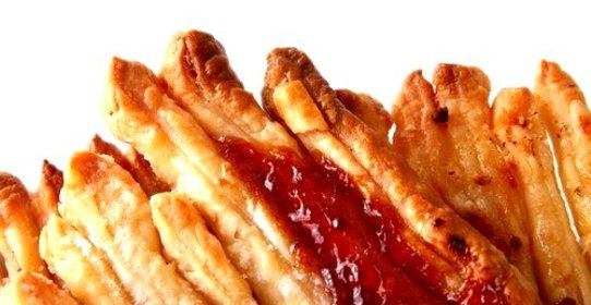 Жареный в тесте камамбер с клюквенным джемом