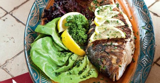 Дорада с чесноком и зеленью на гриле