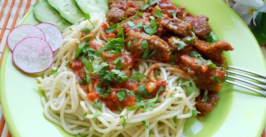 Спагетти с печенью и томатным соусом