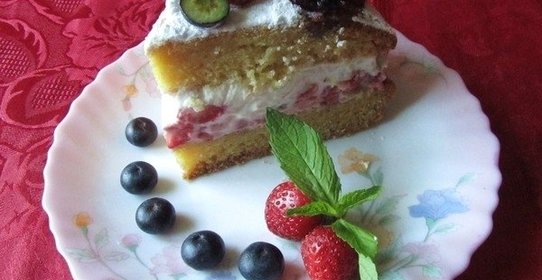 Бисквит с клубникой и сливками
