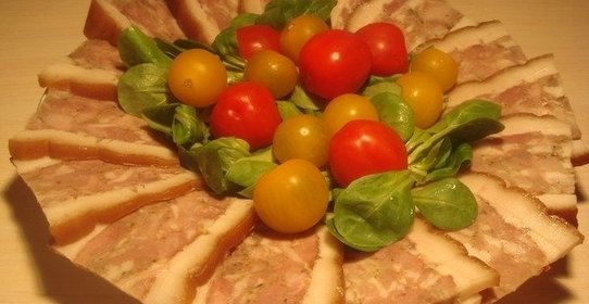 Запеченное прессованное свиное сало с мясом