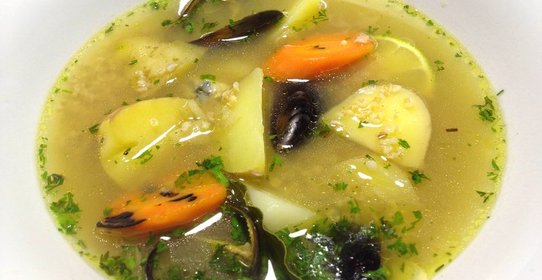 Уха из судака с беломорскими мидиями