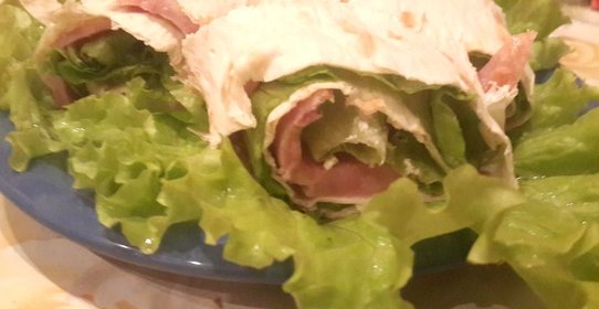 Рулет с ветчиной и сыром в лаваше