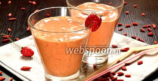 Смузи с бананом, клубникой и годжи