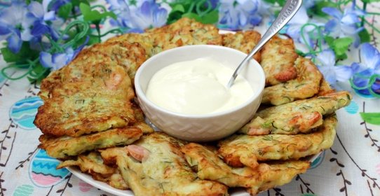 Кабачковые оладьи с сосисками