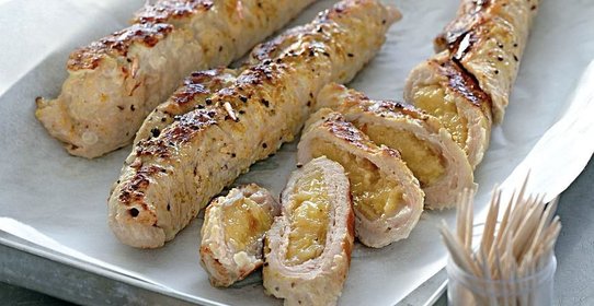 Рулеты из индейки с бананами в йогуртово-лимонном соусе