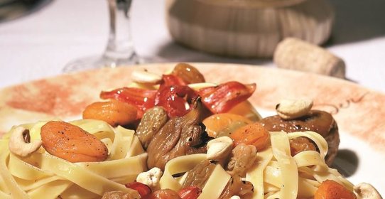 Паста с сухофруктами фламбе