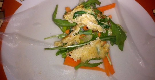 Рисовые блинчики с рукколой, морковью, луком и мясом