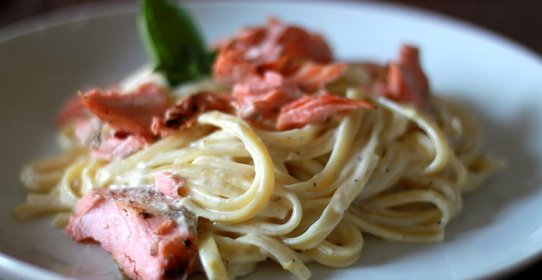 Фетучини с лососем в сливочном соусе