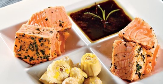 Атлантический лосось с артишоками и соусом из красного вина