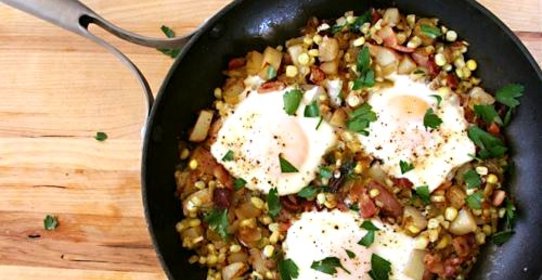 Жареный картофель с кукурузой и яйцом