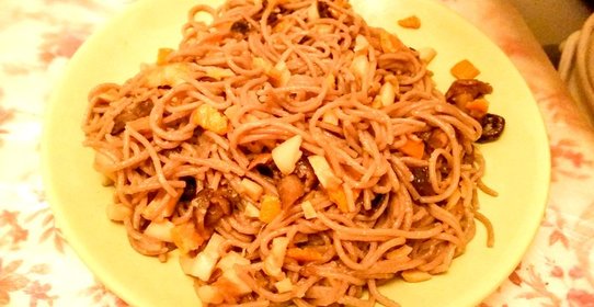 Гречневая лапша с кальмарами, грибами и цедрой