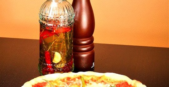 Пицца с баклажанами и кабачками, свежим песто и кедровыми орешками