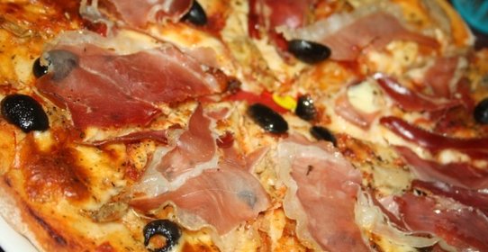 Очень вкусная пицца с хамоном и артишоками в итальянском стиле