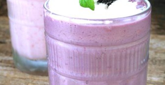 Молочный коктейль с медом и ежевикой