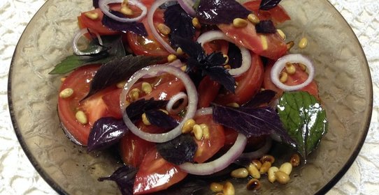 Салат с помидорами и кедровыми орешками