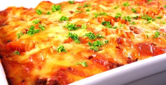 Лазанья с феттучини, фрикадельками, томатами и сыром