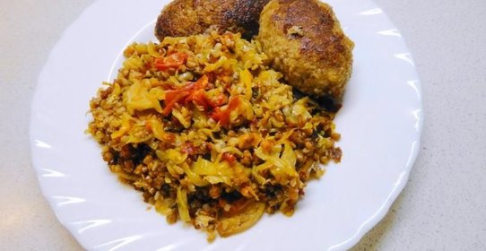 Гречка с капустой и овощами