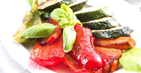 Цукини, тыква и перцы на гриле со свежим базиликом