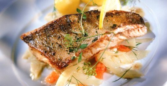 Рыбное филе, тушенное с картофелем по‑домашнему