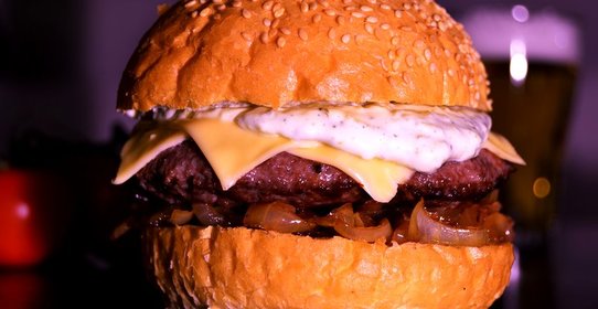 Чизбургер с карамелизованным луком с бальзамическим уксусом и соусом тар-тар