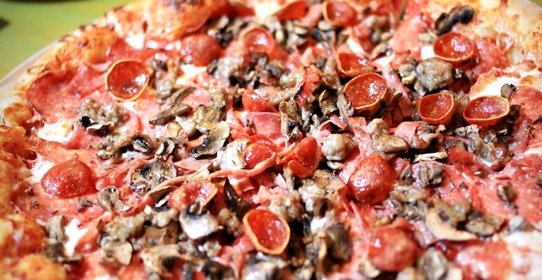 Пицца с грибами и колбасой