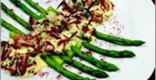 Спаржа на пару с соусом Горгонзола