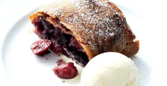 Штрудель с вишней