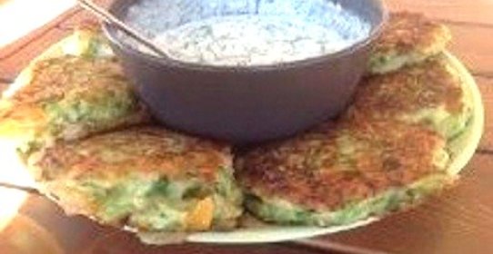 Оладьи из кабачков со сметанно-чесночным соусом