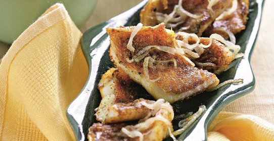 Морской окунь с пюре и луковым соусом