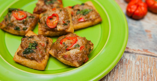 Китайская закуска из ломтиков хлеба и фарша