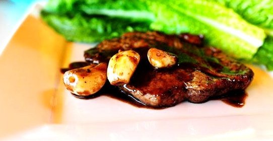 Свиные отбивные с вином и чесноком