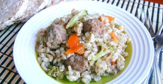Перловая каша с фрикадельками и брокколи
