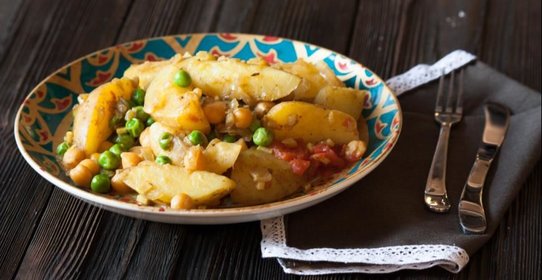 Картофель с карри, нутом и горошком