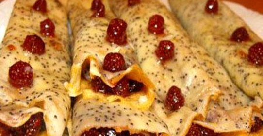 Блины маковые с земляничной начинкой