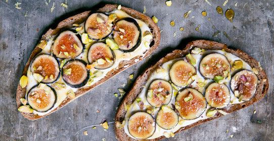 Брускетта с рикоттой и инжиром