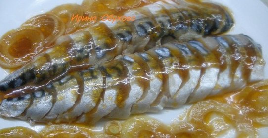 Маринованная скумбрия с томатным соусом