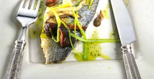 Морской окунь с грибами и пореем