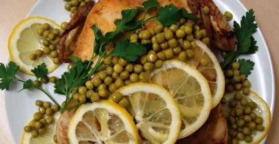 Фаршированная яично-луковой начинкой с манной крупой курица запеченная в духовке