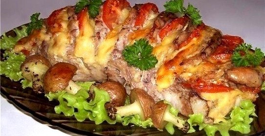 Свинина, запеченная гармошкой, с картофельными грибочками