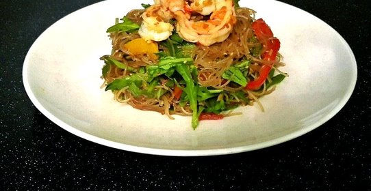 Рисовая лапша с рукколой и креветками