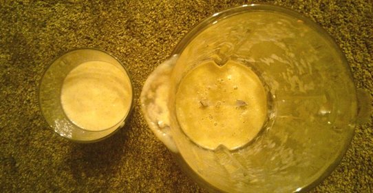 Зимний смузи из авокадо, банана и киви