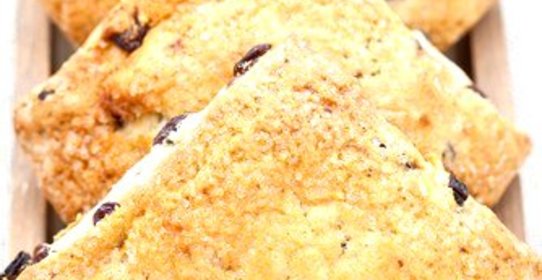 Булочки с пророщенной пшеницей, ягодами и орехами