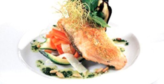 Семга запеченная с сыром,с соусом из базилика и кедровых орехов