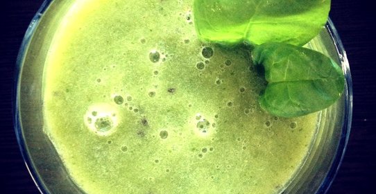 Зеленый смузи с ананасом