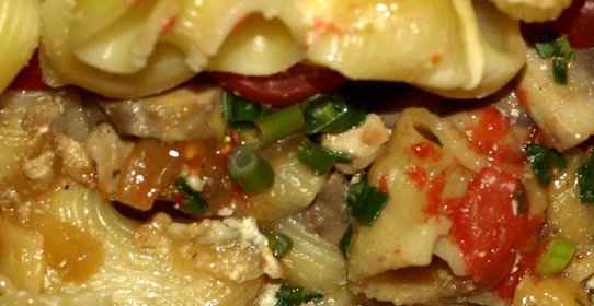 Паста с курицей, грибами, помидорами и сливками