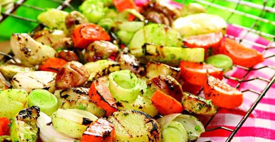 Овощи гриль, маринованные с чесноком