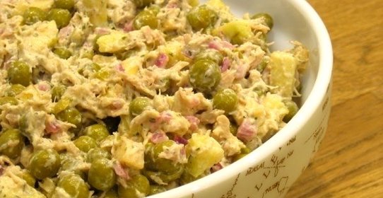 Салат с яблоками и курицей